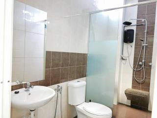 Cozy 2-Bedroom Balcony Suite with Living Room - 6