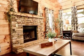 Outstanding Cabin with Hot-tub and Great Forest Views in Sevierville, Tennessee - 1