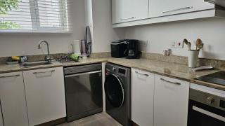 Family Retreat - Pool - Gym - BBQ - Walk to Beach - 3