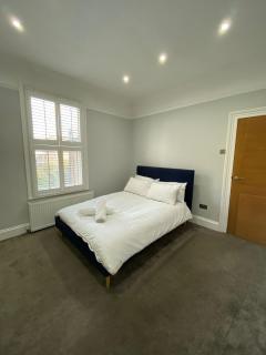 Stylish 3-Bed Flat Opposite Central Line Station - 6