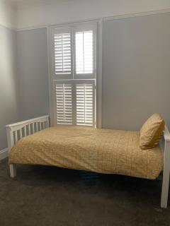 Stylish 3-Bed Flat Opposite Central Line Station - 1