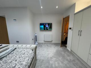 WBC 1 Modern Large Ensuite Room Wednesbury - 6