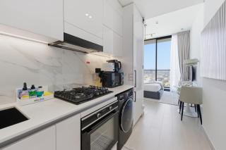 Modern Studio on High Floor with Stunning City Views near Circle Mall and Community Parks - Binghatti Tulip, JVC - by Deluxe Holiday Homes - 4