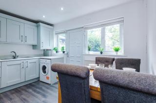 Stylish home - 5G wifi - FREE off-road parking - Sleeps 7 - 7