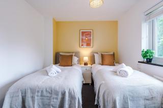 Stylish home - 5G wifi - FREE off-road parking - Sleeps 7 - 4