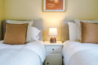 Stylish home - 5G wifi - FREE off-road parking - Sleeps 7 - 3