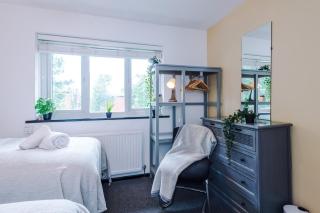 Stylish home - 5G wifi - FREE off-road parking - Sleeps 7 - 6