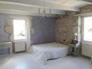 Dans hameau avec piscine privée - 2