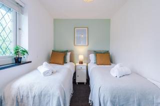 Stylish home - 5G wifi - FREE off-road parking - Sleeps 7 - 1