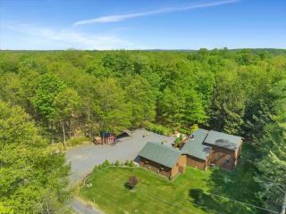 Relaxing Pocono Stay Near Lake with Hot Tub & BBQ - Blakeslee - 2