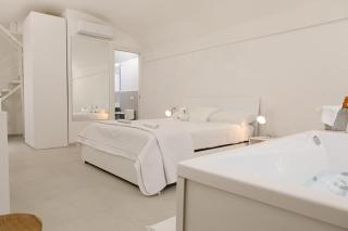 Suite tra Travi Antiche & Idromassaggio - Lusso Moderno nel Cuore di Terracina - 10' dal Mare - Wifi - 4