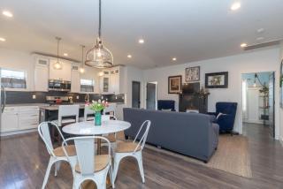 Broadway Breeze Escape Modern Nashville Comfort - 9