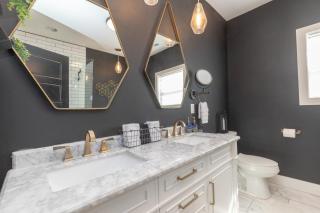 Broadway Breeze Escape Modern Nashville Comfort - 3