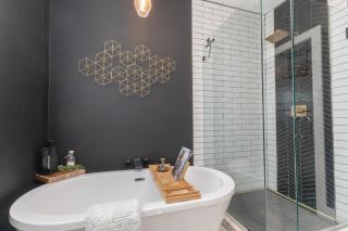 Broadway Breeze Escape Modern Nashville Comfort - 2