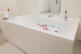 Suite tra Travi Antiche & Idromassaggio - Lusso Moderno nel Cuore di Terracina - 10' dal Mare - Wifi - 7