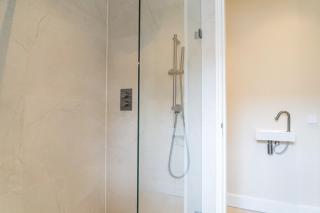 Charming Jordaan Apartment, Canal Views - 3