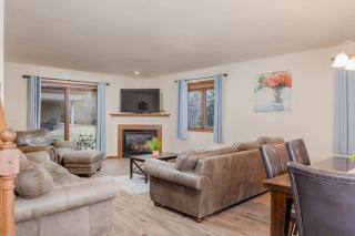 Quiet 3 Bedroom - Minutes from Airport and Mall - 0
