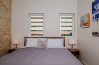 Luxury Downtown 2 Bedroom Flat - 6