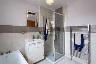 Fabulous Central Belfast Large 4 Bedroom Townhouse - Off Street Parking - 4