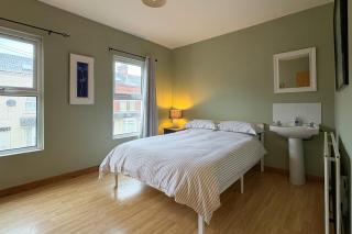 Fabulous Central Belfast Large 4 Bedroom Townhouse - Off Street Parking - 2