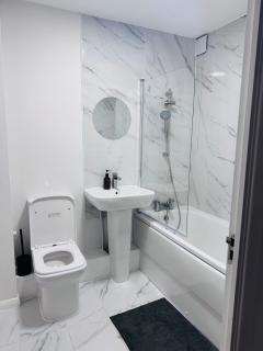 Stylish 1 Bed Flat Lakeside shopping mall - 4