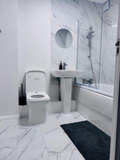 Stylish 1 Bed Flat Lakeside shopping mall - 3