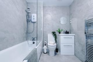 Modern 3 bedroom home - driveway parking for 2 vehicles, close to Manchester city centre - 6