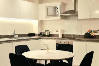 2 Bed Apartment Sleeps 4 with Free Parking - 9