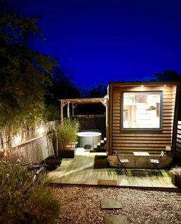 Cozy tiny house with jacuzzi , garden and free parking near Amsterdam - 0