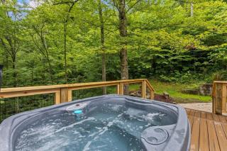 Hot Tub - Intimate Cabin - Snuggle Inn - 8