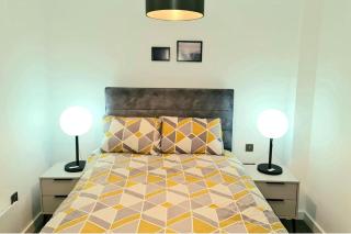 2 Bed Apartment Sleeps 4 with Free Parking - 6