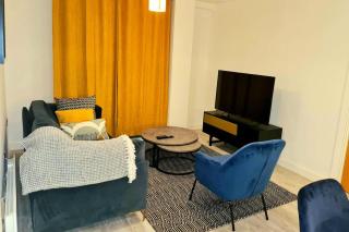 2 Bed Apartment Sleeps 4 with Free Parking - 2