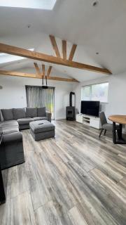 Cozy 2-Bedroom Cottage-Style Home - 0