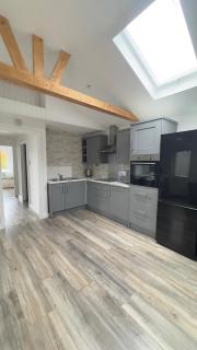 Cozy 2-Bedroom Cottage-Style Home - 2