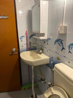 Cheerful, 1 AC Bedroom home with parking - 1