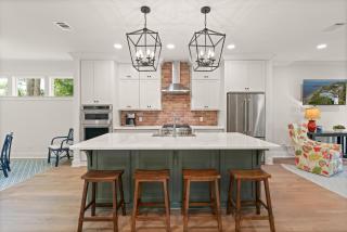 Lillie's Oasis - 400 Kelsall Ave - Kings Terrace - 3