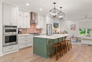 Lillie's Oasis - 400 Kelsall Ave - Kings Terrace - 2