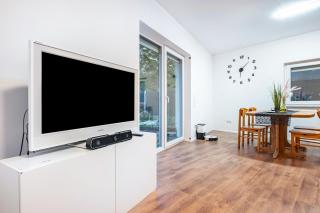 Cozy Ground Floor Apartment - 8