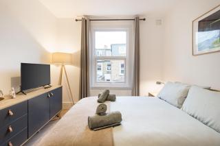 Sleek 2 Bedroom Flat in the Heart of North London - 2