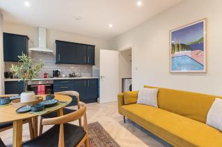 Sleek 2 Bedroom Flat in the Heart of North London - 7