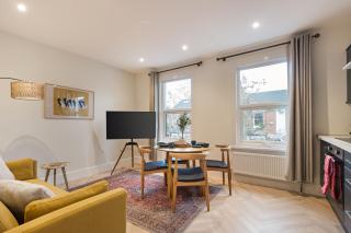Sleek 2 Bedroom Flat in the Heart of North London - 4