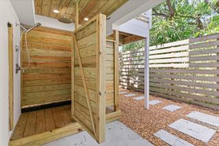 Magnolia Moon - 1145 College St - 2