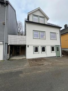 Modern Comfort in 1902 Wooden House, Tromsø Center - 9