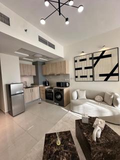 5-Star Vibes Modern Studio Business Bay - 2