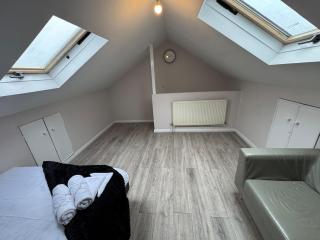 Specious 2BR Walk To Walthamstow Central Station - 7