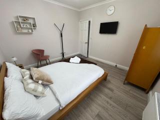 Specious 2BR Walk To Walthamstow Central Station - 6