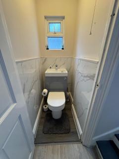 Specious 2BR Walk To Walthamstow Central Station - 4