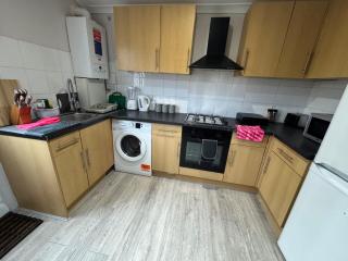 Specious 2BR Walk To Walthamstow Central Station - 1
