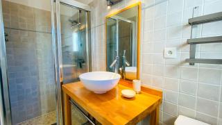 Villa récente de style réthais avec piscine chauffée et jardin paysager - 1