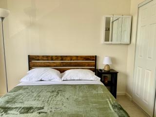 Waikiki Seaside Monarch Paradise Hotel Room Greenery Mountain View - 3